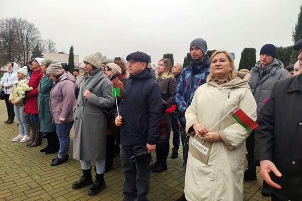 Наш коллектив на митинге, посвященном Дню Октябрьской революции